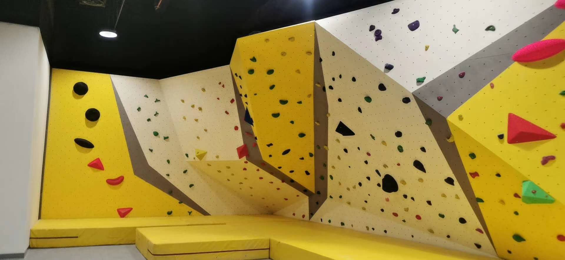 儿童攀岩墙